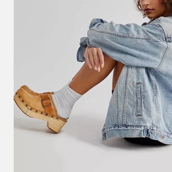 Free People NWT Leather Camel Clogs with Buckle - Picture 2 of 3